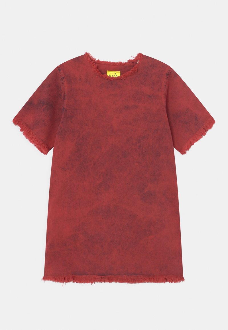 T-shirt de algodão vermelho com um acabamento suave e texturizado. Apresenta bordas desfiadas na gola e nas mangas. Ajuste solto e descontraído.