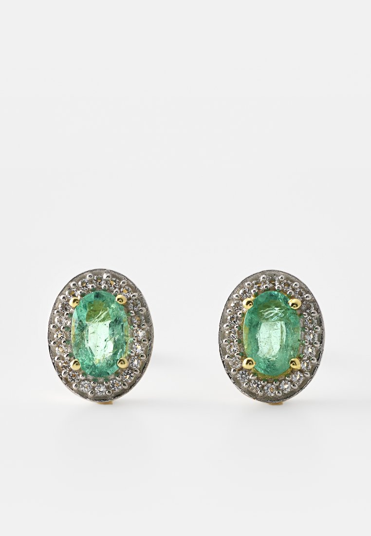 Pierres ovales vertes encadrées dans une monture en ton argent, bordées de petites pierres claires, avec des accents en ton doré.