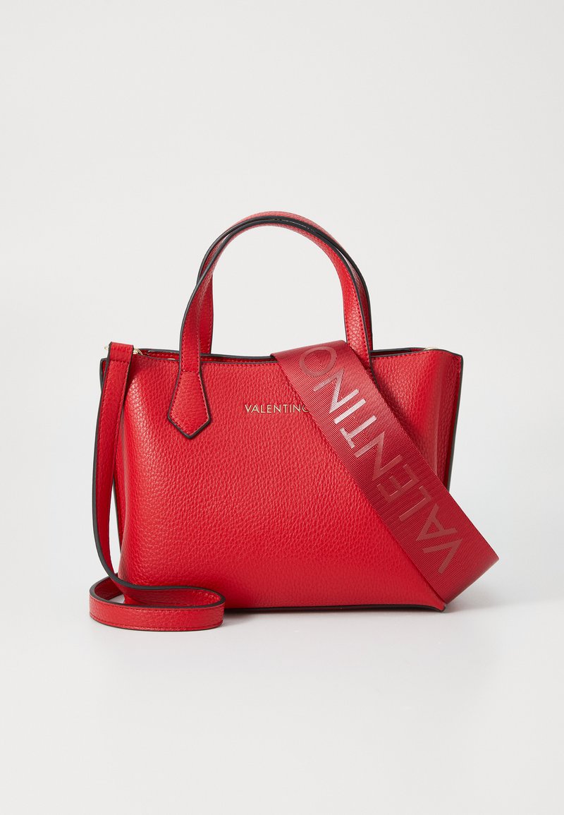 Raudona odinė rankinė struktūruota forma, tekstūruota paviršius, viršutinės rankenos ir nuimama juosta su "VALENTINO" logotipu.