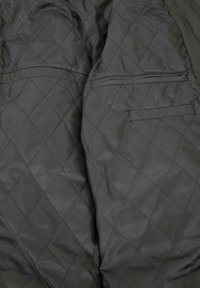 Gepolsterte dunkelgraue Jacke mit geometrischem Rautenmuster im Inneren, ausgestattet mit zwei Seitentaschen und einer glatten, glänzenden Textur.