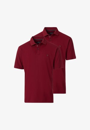 Dwie identyczne bordowe koszulki polo z krótkim rękawem, kołnierzykami i dwoma guzikami na listwie, nachodzące na siebie na białym tle.