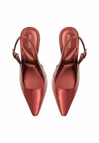 Rote lackleder Slingback-Absätze mit spitzem Fuß und goldener Schnallenakzent. Glatte Textur und minimalistisches Design, das eine elegante Silhouette betont.