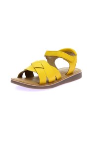 Sandales en cuir jaune avec un design tressé, bout ouvert et sangle ajustable. Elles possèdent une semelle texturée et une doublure intérieure douce.