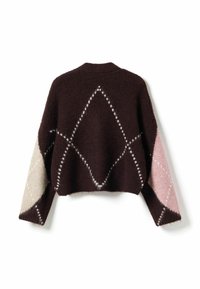 Tumši brūns pūkains džemperis ar baltu rombu rakstu mugurā, ar gaiši rozā un bēša krāsu blokiem uz piedurknēm.