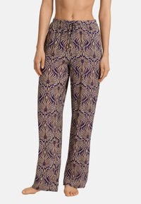 Losse, gestreepte loungebroeken in paars en beige met een bloemenpatroon. Voorzien van een elastische tailleband met een trekkoord.