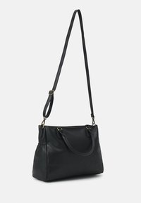 Černá kožená kabelka s pevnou strukturou, dvěma horními rukojeťmi a nastavitelným ramenním popruhem. Má zlaté kovové doplňky.