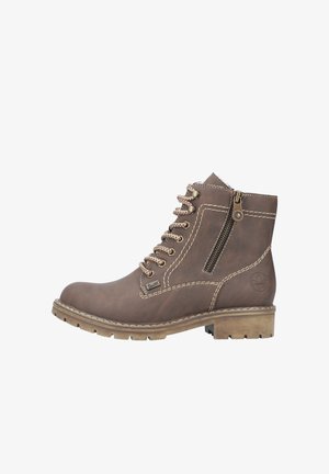 Stivale alla caviglia in pelle marrone con design a stringhe, zip laterale e cuciture a contrasto. Suola spessa e dettaglio in superficie testurizzato.