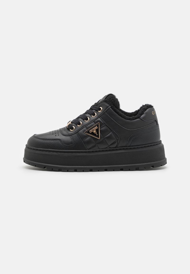 Sneaker platform neri con pelle e tessuto strutturato, dotati di accenti dorati, un pannello laterale trapuntato e una fodera morbida.