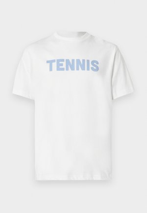 Hvit bomulls-T-skjorte med korte ermer, med ordet "TENNIS" i lyseblå blokkbokstaver over brystet.