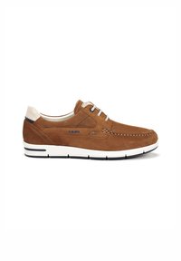 Zapatillas de ante marrón con suela blanca, con paneles laterales perforados, acentos grises y tres ojetes para los cordones. Diseño de punta redondeada.