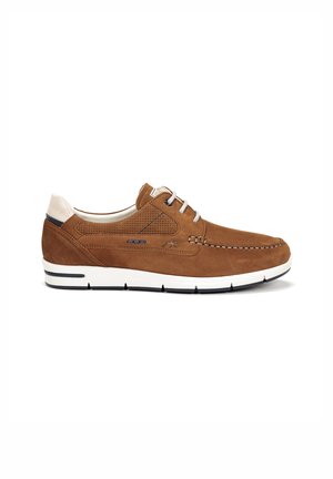 Zapatillas de ante marrón con suela blanca, con paneles laterales perforados, acentos grises y tres ojetes para los cordones. Diseño de punta redondeada.