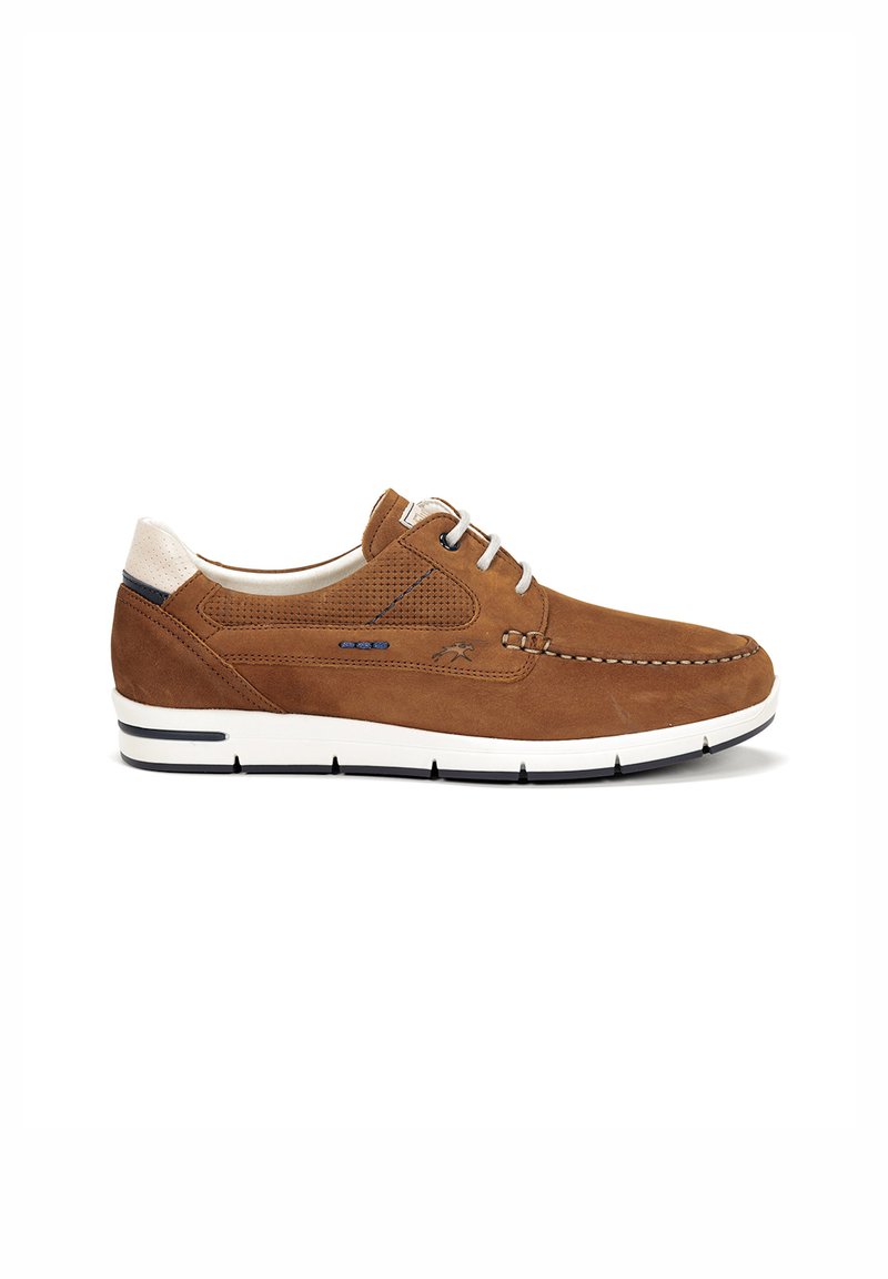Zapatillas de ante marrón con suela blanca, con paneles laterales perforados, acentos grises y tres ojetes para los cordones. Diseño de punta redondeada.