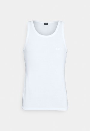 Fehér ujjatlan póló, pamut anyagból készült, kerek nyakkivágással és egy kis "BOSS" logóval az elülső részen. Egyszerű, ujjatlan dizájn.