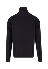 Sort sweater med høj hals og strukturerede kabelstrik ærmer. Kroppen er glat med en ribbet kant, som fremhæver dets strømlinede design.