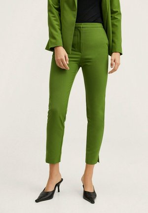 Pantaloni verdi su misura con vestibilità slim, caratterizzati da una consistenza liscia e morbida e una lunghezza cropped. Abbinati a tacchi a punta nera.