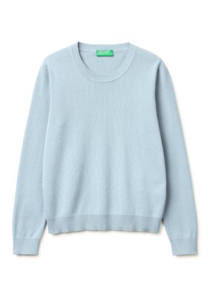 Jasnoniebieski sweter z długim rękawem, o okrągłym dekolcie, z prążkowanymi mankietami i dołem, z małą zieloną metką United Colors of Benetton przy kołnierzu.