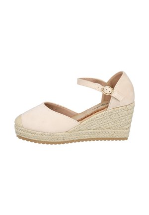Zapato espadrille de cuña beige con puntera cerrada, correa en el tobillo y suela de plataforma trenzada de yute.
