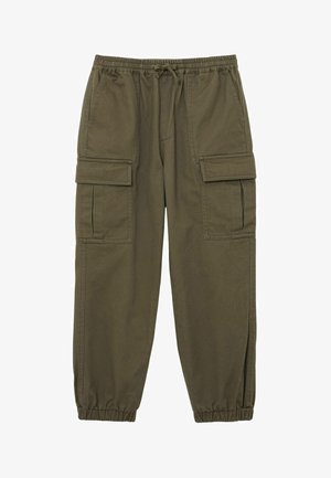 Pantaloni cargo verde măsliniu cu talie elastică, șnur de ajustare, buzunare laterale cu clapetă și manșete elastice la glezne.