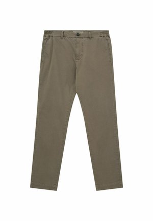 Ravne hlače olivno zelene barve z gumbi in zadrgo, z zankami za pas in stranskimi žepi, položene na ravno belo podlago.