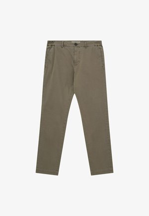 Ravne hlače olivno zelene barve z gumbi in zadrgo, z zankami za pas in stranskimi žepi, položene na ravno belo podlago.
