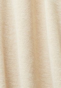 Dzianina w miękkim kremowym kolorze, z delikatnym, teksturowanym wzorem i subtelnymi wariacjami, tworząca gładki i przytulny wygląd.