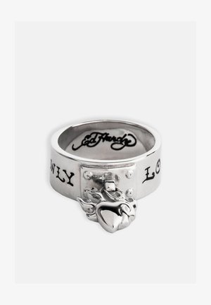 Hõbe sõrmus südamekujundusega, millel on graveeritud tekst ja nupud, sile pind ja poleeritud viimistlus.