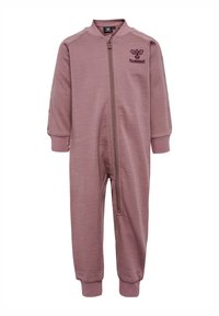 Zip-up jumpsuit i dæmpet pink stof, med ribbede manchetter, broderet logo på brystet og trykknapdetaljer på ærmerne.