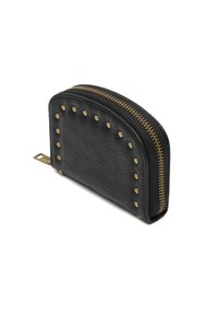 Juodas tekstūruotas odinis monetų maišelis su žalvariniais studais aplink kraštus ir žalvarinė zip užtrauktuku ant baltos fono.