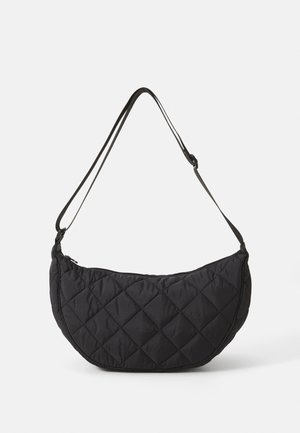 Bolsa de ombro preta acolchoada com um formato curve e alça ajustável. Possui um fecho de zipper e um padrão de diamante no tecido.