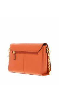 Sac bandoulière en cuir orange avec une surface texturée, des finitions dorées, une poche zippée et une bandoulière en chaîne détachable.