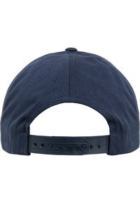 Gorra de béisbol azul marino con una corona redondeada, visera plana y correa de plástico ajustable en la parte trasera con múltiples agujeros de sujeción.