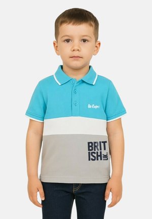 Polo à manches courtes en turquoise, blanc et gris. Il présente un col, trois boutons et un graphisme textuel "BRITISH" sur la partie inférieure.