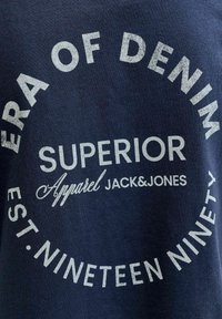 Tmavě modré bavlněné tričko s bílým kruhovým textem "ERA OF DENIM SUPERIOR Apparel JACK&JONES EST. NINETEEN NINETY".