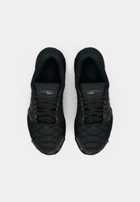 Mustad spordijalatsid, millel on tekstureeritud pealiskülg krokodillinahast mustriga, ümarad paelad ja pehmendusega tallaosa. Minimalistlik disain ja värv.