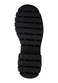 Musta kumipohja, jossa on vaakasuoria uria ja teksturoitu pinta. Pyöristetty varvas tasaisella korolla, jossa on muovattu brändäysyksityiskohta.