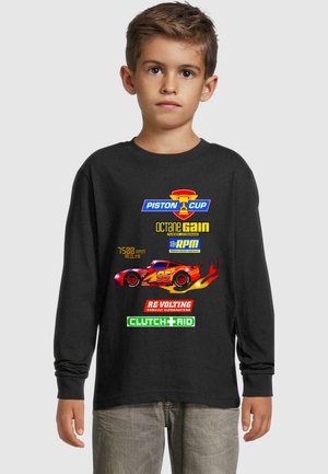 Tricou cu mâneci lungi de culoare neagră, prezentând imprimeuri grafice colorate cu motive de curse, inclusiv o mașină roșie cu flăcări și logo-uri de text.