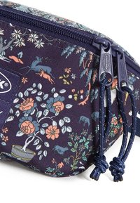 Marinblå blommönstrad tygpung med två marinblå dragkedja och snören, med rosa och blå blommor samt små djurmönster.