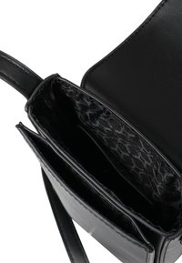 Borsa a tracolla nera in pelle con un design strutturato, caratterizzata da un rivestimento interno nero testurizzato e due scomparti per l'organizzazione.