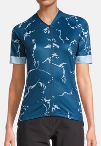 Jersey de ciclismo de manga corta en azul oscuro con patrones abstractos en blanco, con cremallera frontal y acentos en azul claro en las mangas.