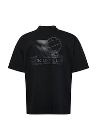 Čierne tričko s krátkym rukávom s grafickou potlačou volejbalovej lopty a textom "KICK OFF CLUB" na chrbte, vyrobené z hladkej bavlny.