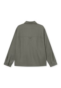 Oliwkowa koszula z długim rękawem z kołnierzykiem, z mankietami na guziki i detalem na plecach. Gładki materiał o luźnym kroju i prostym dołem.