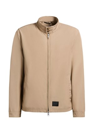 Béžová pánska bunda so stojatým golierom, predným zipsom, zapínaním na dva gombíky, bočnými vreckami a čiernou obdĺžnikovou nášivkou s logom pri spodnom okraji.