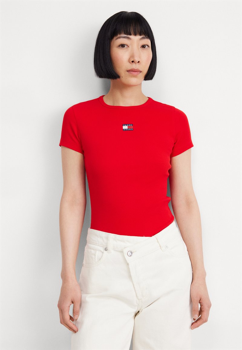 Tommy Jeans SLIM BADGE TEE - Jednoduché tričko - deep crimson