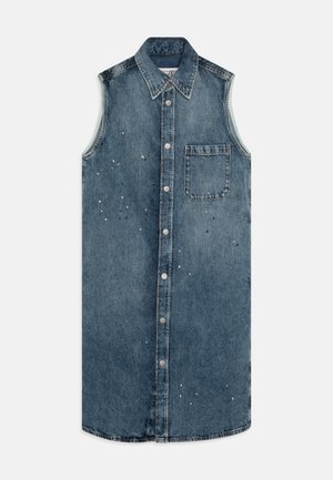 Denim shirtjurk, mouwloos met een kraag, diepblauwe kleur, voorknopen, enkele borstzak, versleten details en afgeronde onderrand.