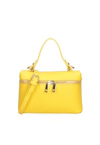 Sac à main en cuir jaune avec fermeture zippée, poignée supérieure et bandoulière réglable. Équipé de quincaillerie dorée et d'un extérieur texturé.