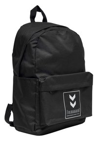 Mochila negra hecha de un tejido duradero con un bolsillo frontal. Presenta un logotipo blanco y un diseño triangular. Incluye correas de hombro ajustables.
