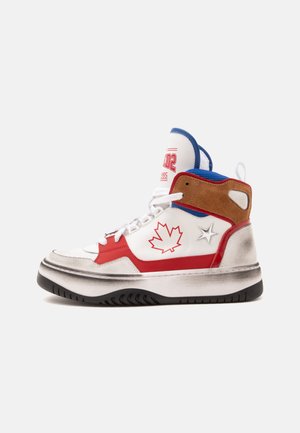 Basket montante avec panneaux blancs, rouges, bleus et bruns, lacets blancs, une feuille d'érable rouge et une étoile argentée sur le côté, et une semelle noire épaisse.