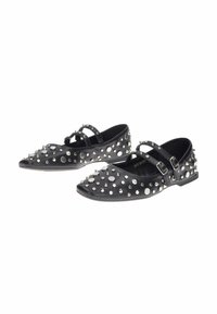 Mary Jane nere con doppie cinghie, decorate con borchie a forma di rotondo e coni in argento e strass.