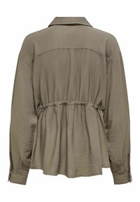Långärmad olivgrön blus med veckad midja, krage och knäppta manschetter; slät, lättviktsmaterial med en subtil lyster.
