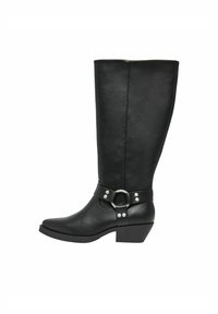 Botte noire en cuir, montante jusqu'au genou, avec un bout pointu, un talon épais, et une large sangle de ceinture ornée d'un anneau en argent et de clous décoratifs.